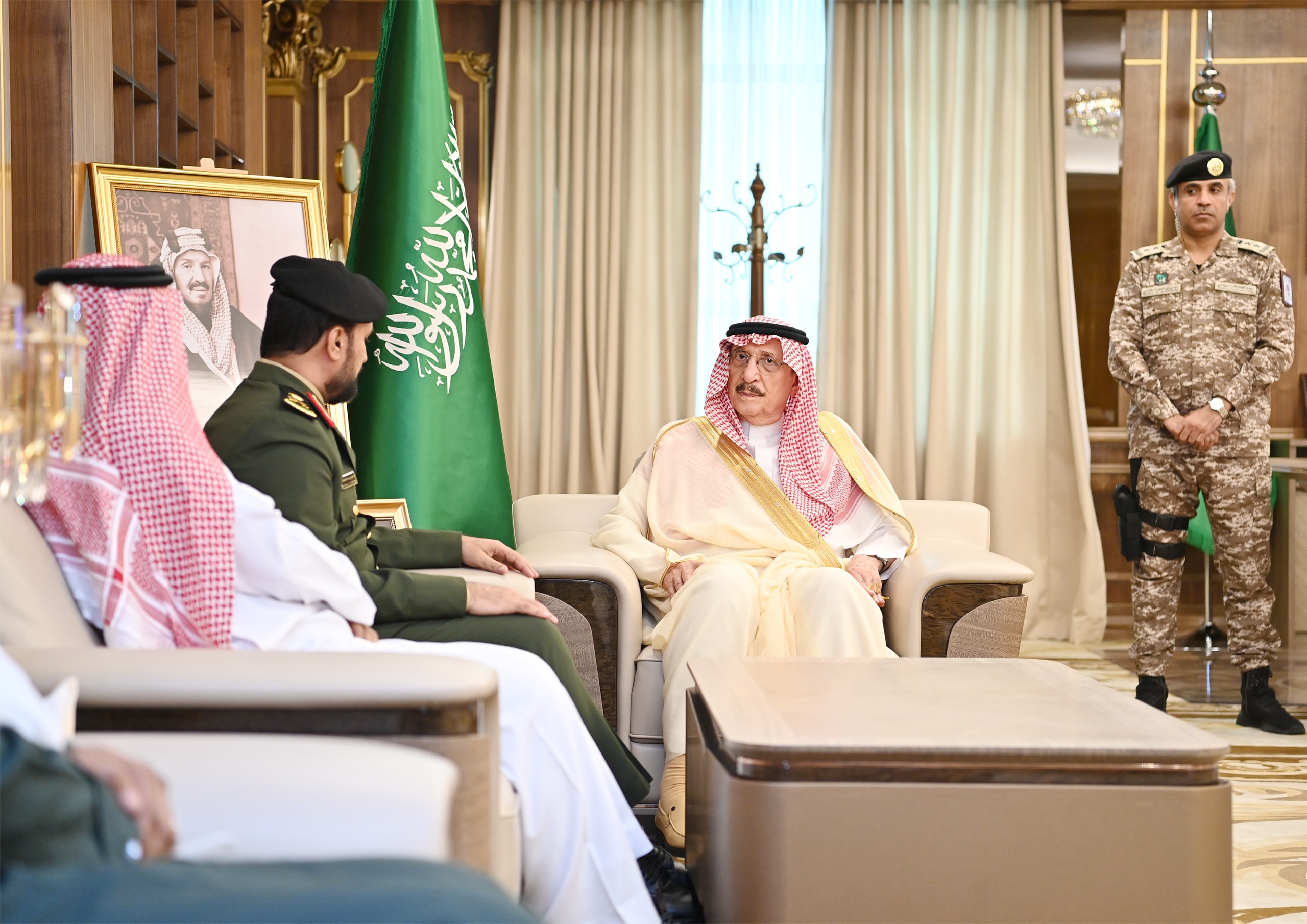 أمير جازان يشهد توقيع اتفاقية للبرامج التأهيلية والاستشارات الأسرية لنزلاء السجون