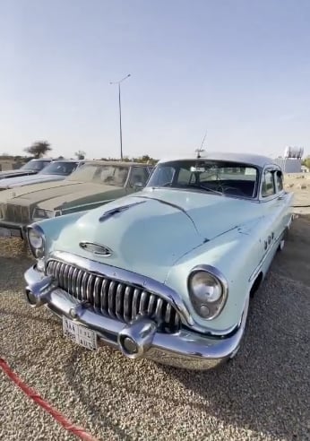 سيارات كلاسيكية تبهر المشاركين في مبادرة «كشتة» بالأفلاج 