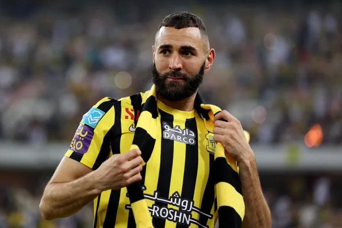 بنزيما يعرض إصابته على طبيب ريال مدريد بعد التنسيق بين الجهاز الطبي في الناديين
