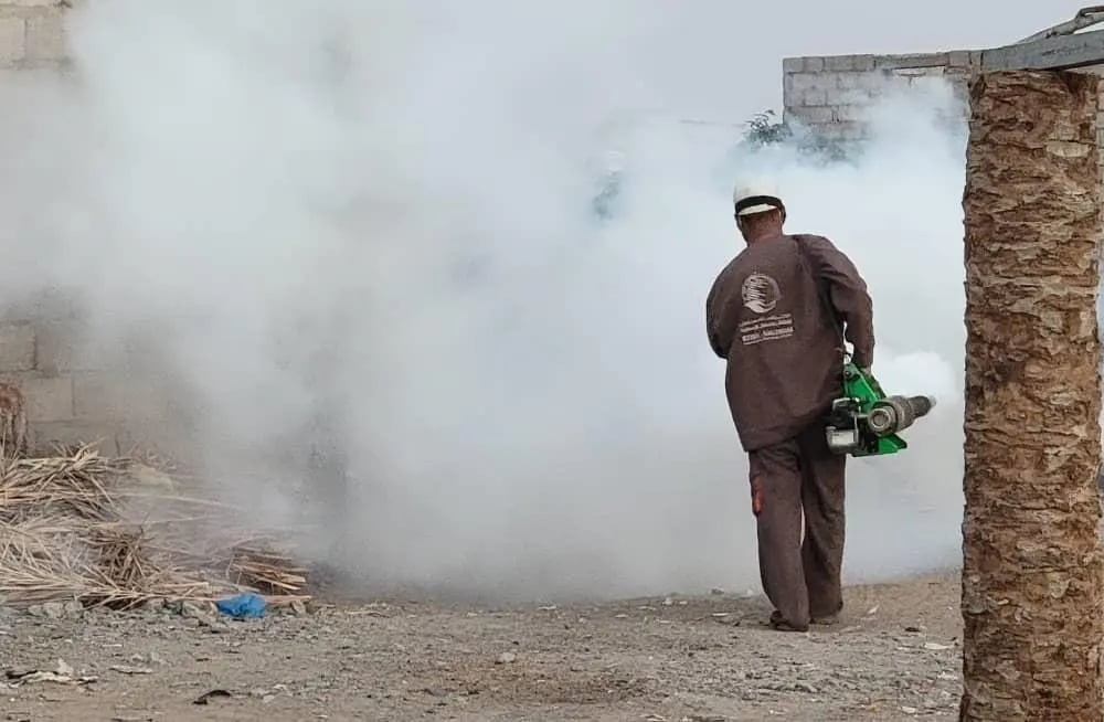 مركز الملك سلمان للإغاثة يدشن حملة مكافحة البعوض في الحديدة 