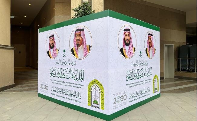 لوحات وشاشات إرشادية بمقر ضيوف برنامج خادم الحرمين الشريفين للعمرة والزيارة بمكة المكرمة
