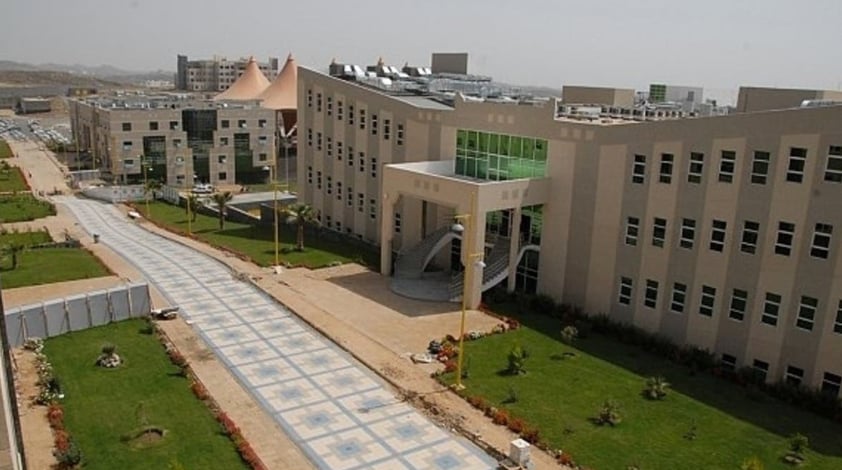 التقديم الخميس.. جامعة الملك خالد تعلن عن وظائف للرجال والنساء حملة الثانوية فأعلى