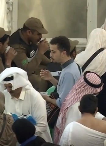 رجال الأمن والمعتمرون يتشاركون الإفطار في الحرم المكي 