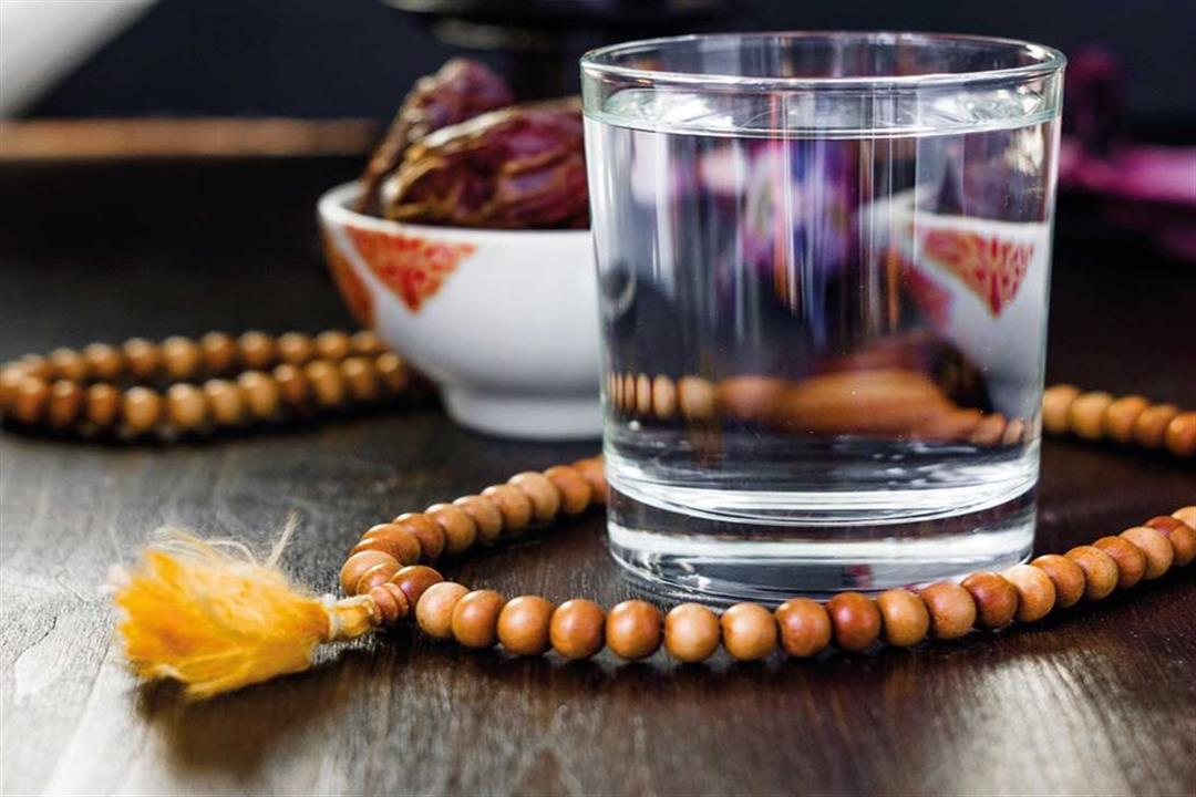 استشاري: كثرة شرب المياه وقت السحور اعتقاد خاطئ