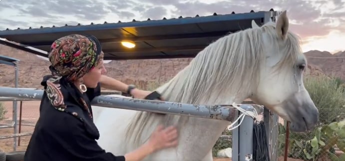 سائحة أوكرانية تجذبها هواية تربية الخيل والزي السعودي في حائل 