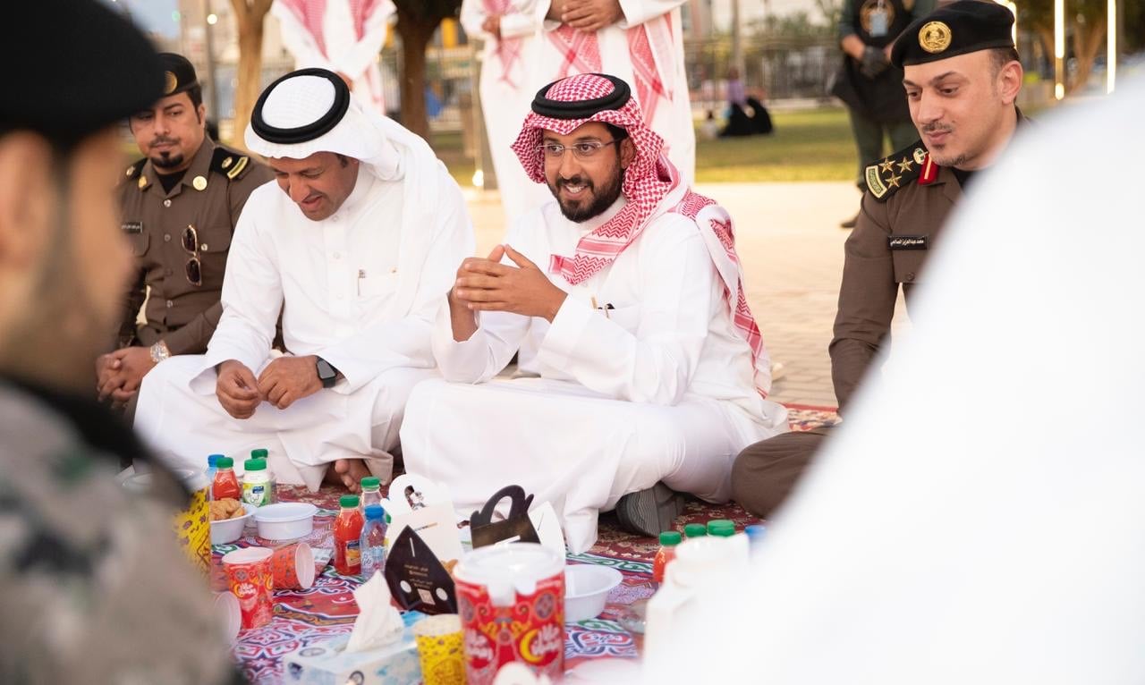 محافظ الخرج يشارك رجال الأمن وجبة الإفطار في الميدان‬