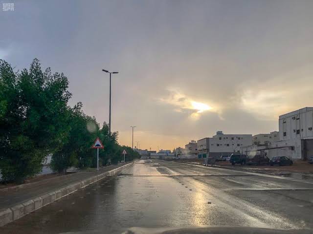 «الحصيني»: أمطار متفاوتة مع نشاط للرياح السطحية خلال الـ24 ساعة المقبلة
