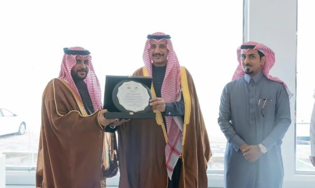 محافظ حفر الباطن يتوج الفائزين في سباقات الهجن بالمحافظة