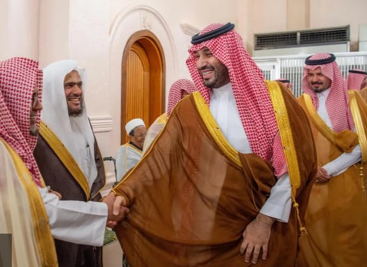 ولي العهد يزور المسجد النبوي ومسجد قباء