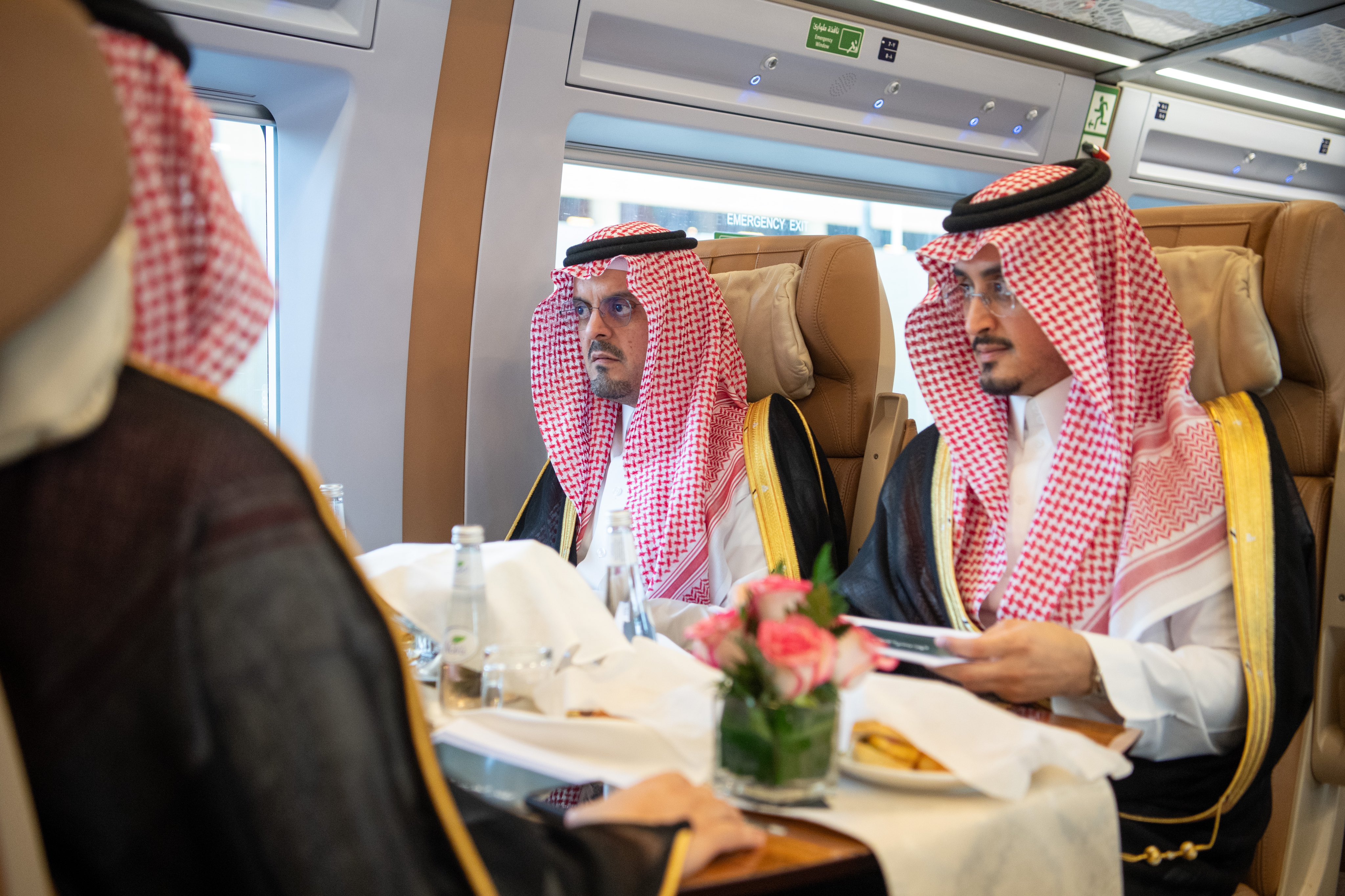 نائب أمير منطقة مكة الأمير يستقل قطار الحرمين السريع ويلتقى عددًا من العاملين به