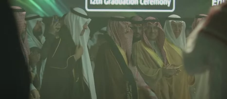 بالفيديو.. خريجو معهد الطاقة يقدمون وشاح التخرج إلى الأمير عبد العزيز بن سلمان وأمير الشرقية   
