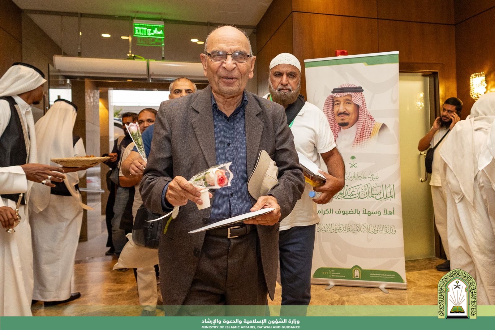 الدفعة الرابعة من ضيوف برنامج خادم الحرمين للعمرة والزيارة يزورون مقبرة الشهداء وجبل الرماة