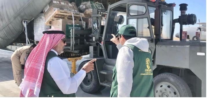 وصول الطائرة السعودية الـ 41 لإغاثة الشعب الفلسطيني في غزة إلى مطار العريش
