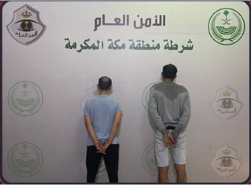 شرطة جدة تقبض على شخصين لسرقتهما 4 مركبات متوقفة في وضع التشغيل