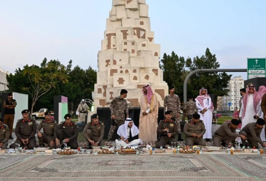 محافظ الطائف يشارك قادة القطاعات الأمنية الافطار الرمضاني في ميدان «باب الحزم»