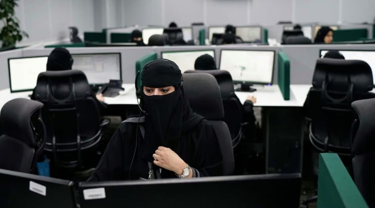 خبير اقتصادي: توظيف مليون سيدة خلال الـ 4 السنوات الماضية نتيجة نمو الاقتصاد غير النفطي
