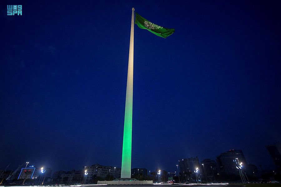 راية التوحيد ترفرف عاليًا بسارية جدة احتفاء بيوم العلم