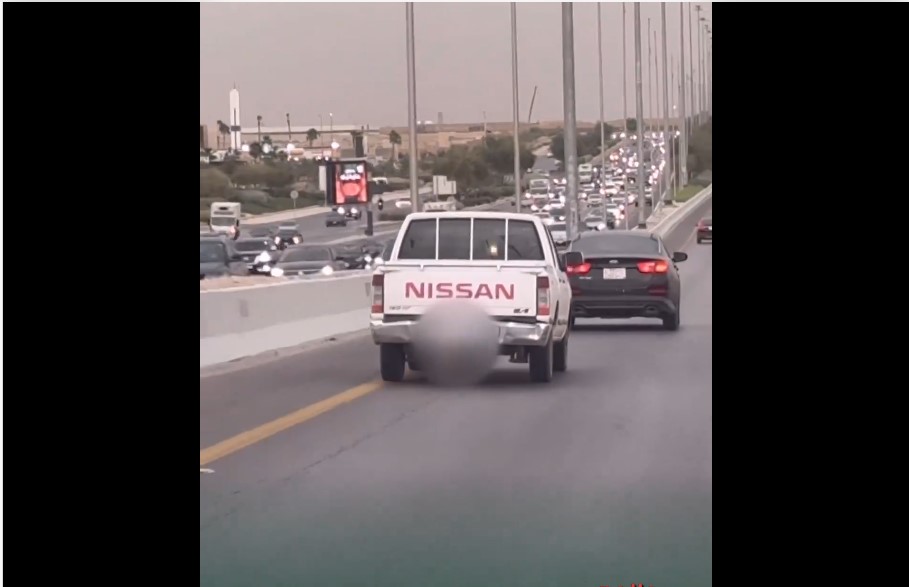 مرور الرياض يخالف قائد مركبة تجاوز السرعة على الطريق قبل الإفطار ولم يلتزم بالمسارات المحددة