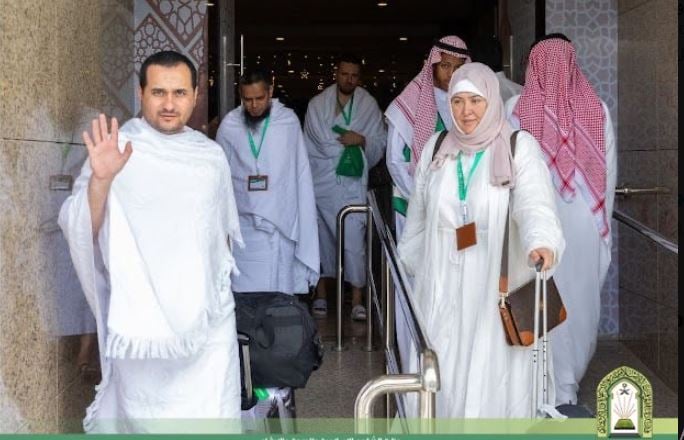 ضيوف برنامج خادم الحرمين: سعادتنا اكتملت بأداء العمرة في رمضان