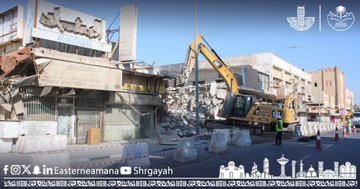 إزالة مبنيين مهجورين وآيلين للسقوط بوسط مدينة الدمام
