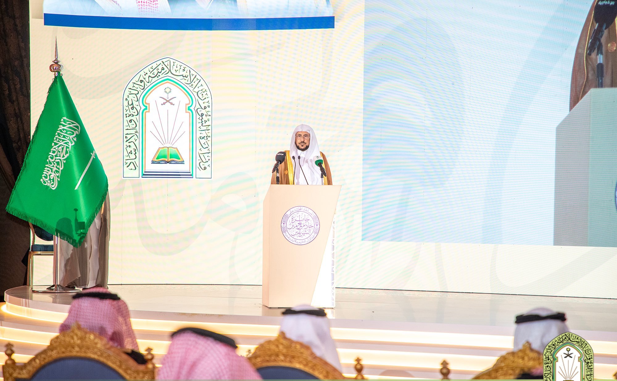 الفائز بالمركز الأول في مسابقة الملك سلمان للقرآن يهدي الجائزة لوالديه 
