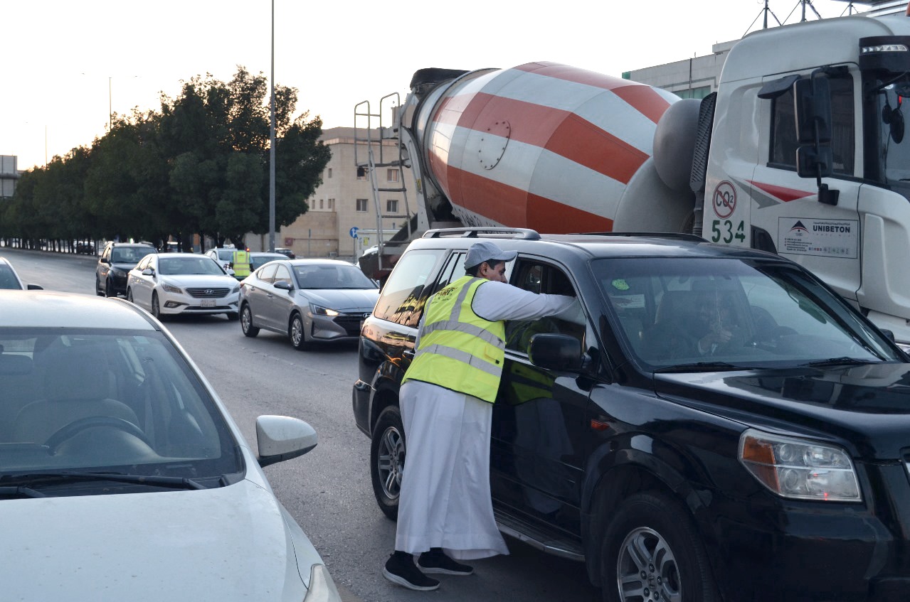 توزيع وجبات إفطار على الصائمين 

