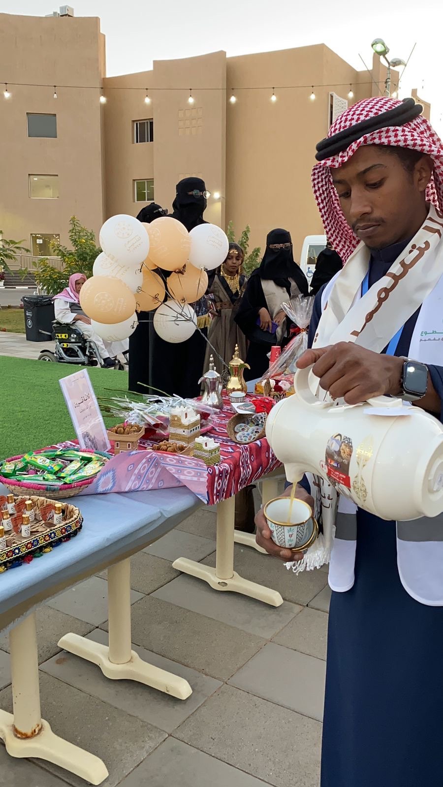 
بالصور.. "ضفاف العطاء التطوعي" يزور نزلاء دار المسنين بعنيزة 
