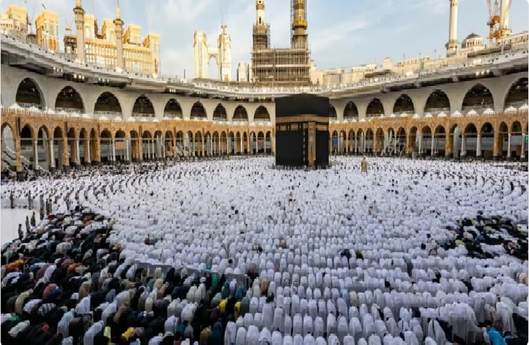 ضيوف برنامج خادم الحرمين للعمرة والزيارة يؤدون الجمعة الأولى في رمضان بالمسجد الحرام