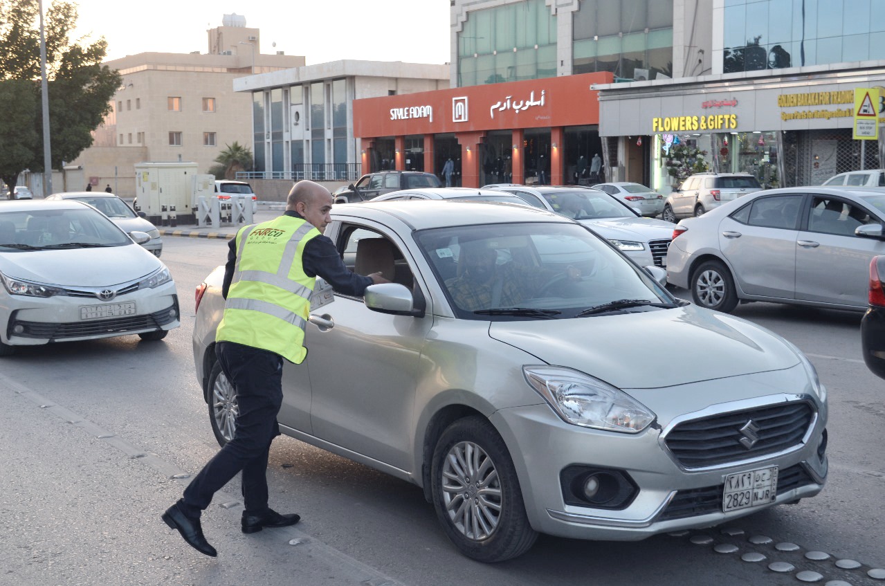 توزيع وجبات إفطار على الصائمين 

