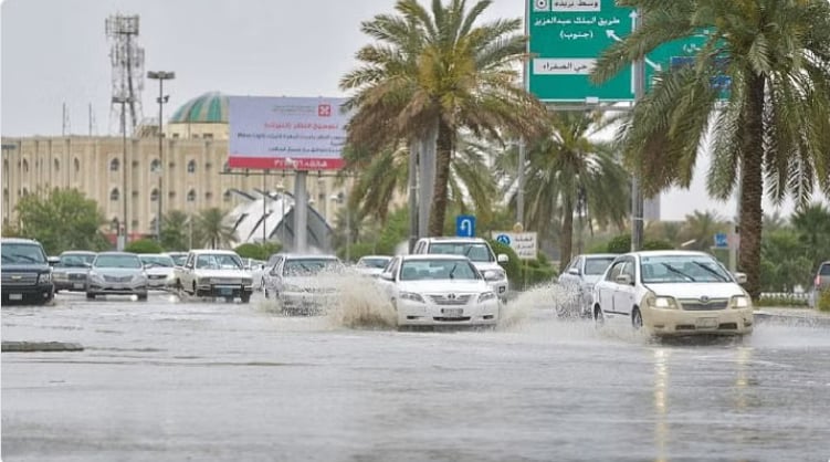 طقس الأحد.. أمطار رعدية مصحوبة بزخات من البرد وجريان السيول على عدة مناطق 