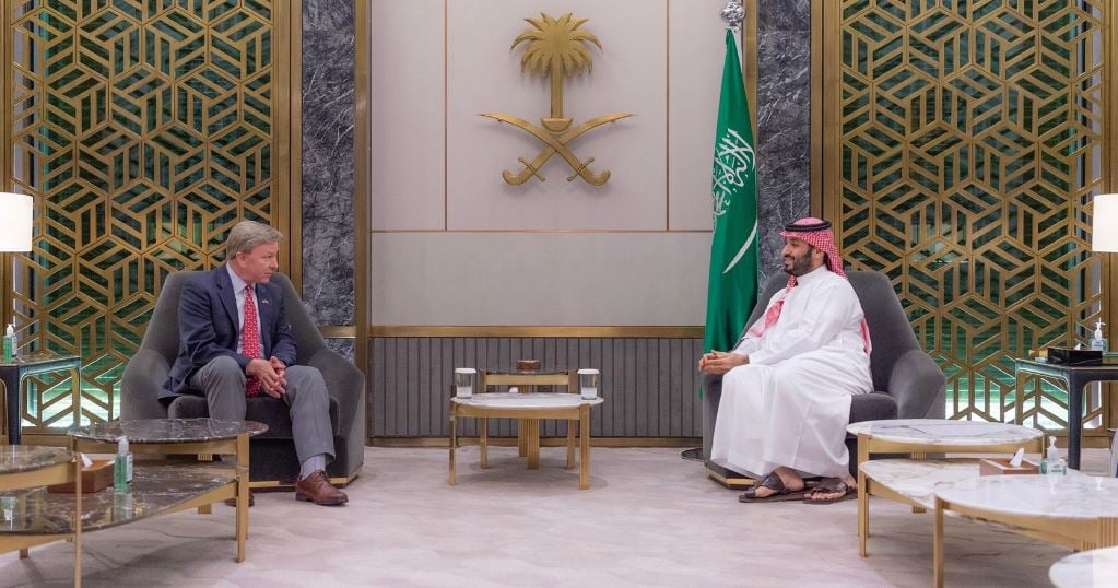 ولي العهد يستقبل رئيس لجنة القوات المسلحة في مجلس النواب الأمريكي