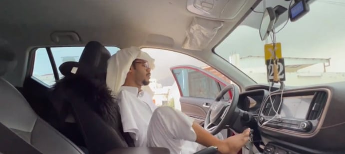 عبد العزيز العلياني.. شاب من ذوي الهمم يهزم الإعاقة بإرادته 