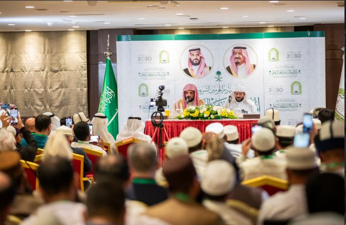 إمام المسجد النبوي يلتقي الدفعة الرابعة من برنامج ضيوف خادم الحرمين الشريفين