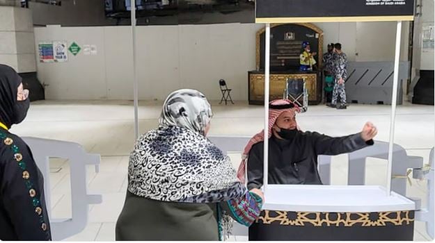 «إرشاد التائهين».. خدمة ميدانية لقاصدي المسجد الحرام