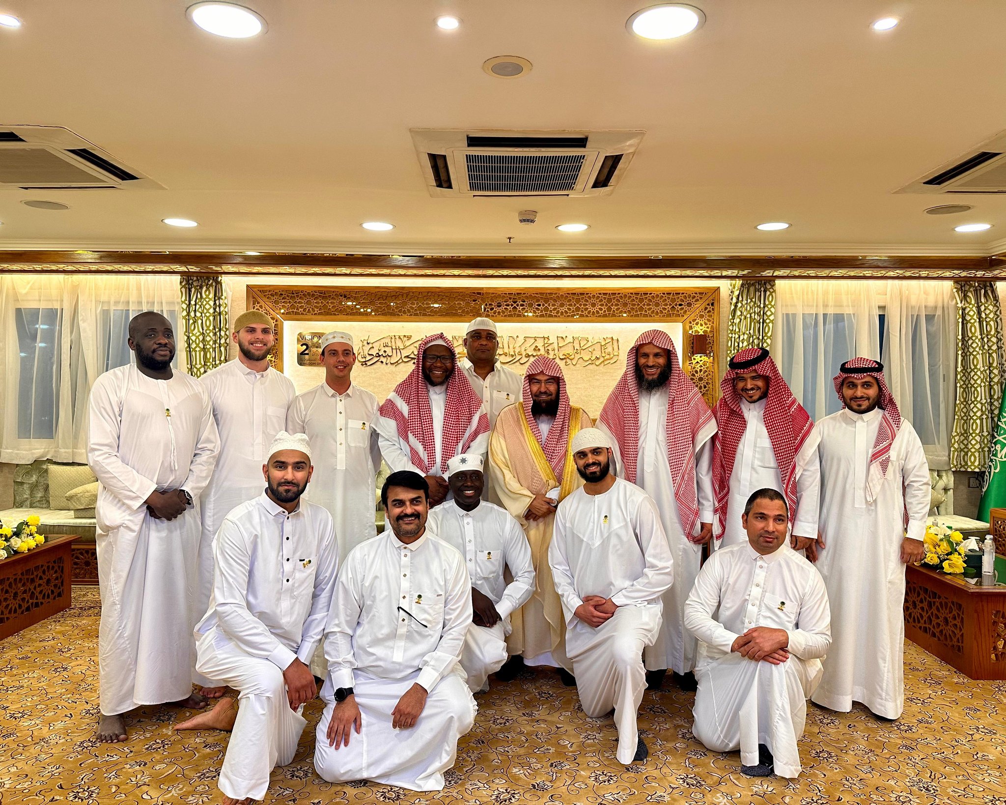 «السديس» لوفد من مسلمي القوات البريطانية: فهم الإسلام الصحيح صمام الأمان وطوق النجاة من الفتن المعاصرة