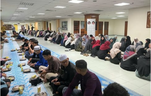 "الشؤون الإسلامية" تقيم مأدبة إفطار للصائمين في جامعة ملايا الماليزية