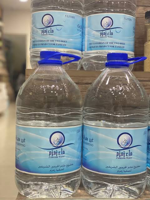عبوة واحدة مجانًا.. «الحج والعمرة» توضح اشتراطات شحن ماء زمزم 
