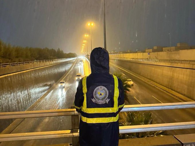 «الدفاع المدني» بالرياض يتابع ميدانيًا الحالة المطرية بالمنطقة
