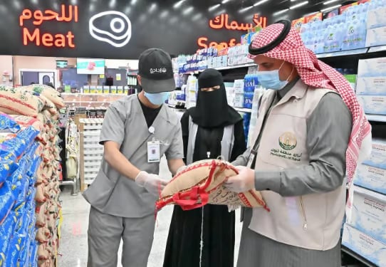 تزامنًا مع قرب عيد الفطر.. تكثيف الجولات الرقابية على المحال التجارية في تبوك