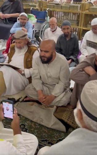تلاوة كفيف أفغاني لآيات من القرآن بالحرم المكي تجذب المستمعين 
