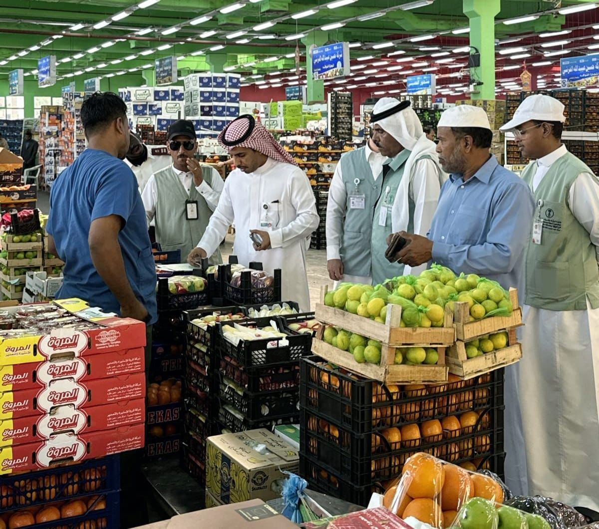 استعدادًا لموسم الحج.. «بيئة الطائف تكثّف جولاتها الرقابية على أسواق النفع العام 