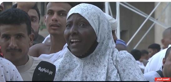 معتمرة سودانية تعبر عن مشاعرها تجاه حسن تعامل رجال الأمن والمنظمين بالمسجد الحرام 