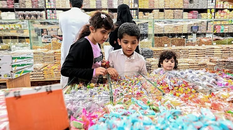 لماذا ترتبط أجواء البهجة بالعيد؟.. أستاذ علم نفس يوضح 