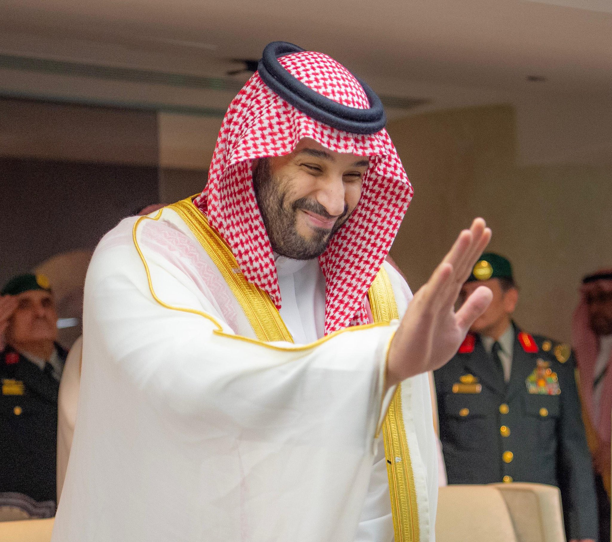 ولي العهد يُحيي الجماهير الرياضية في ملعب الجوهرة المشعة (صور)