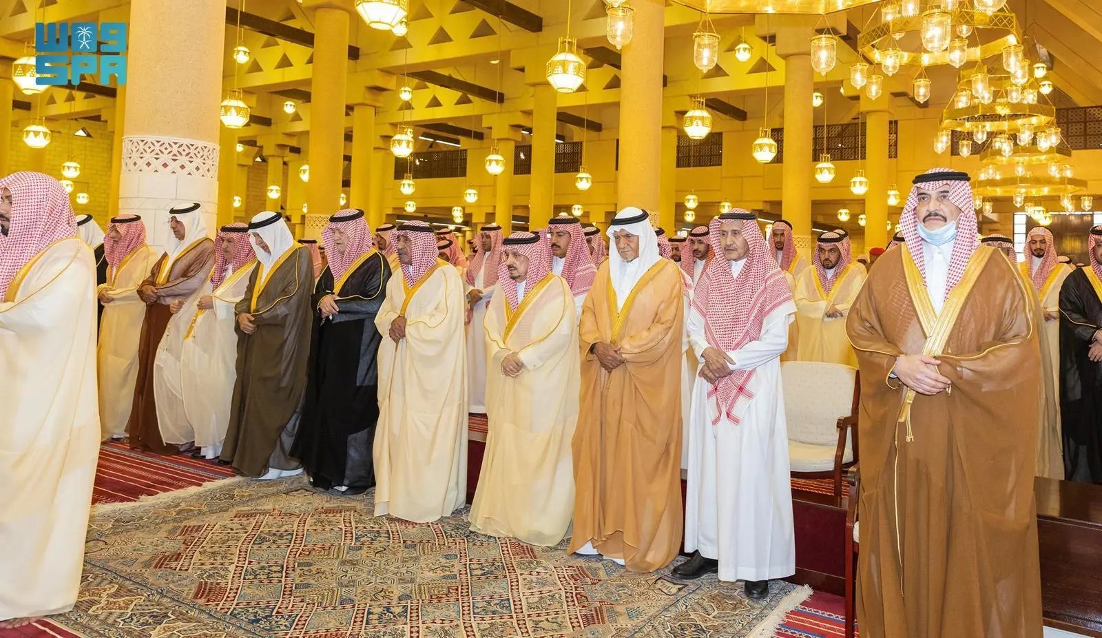 أمير الرياض يؤدي صلاة الميت على الأمير بدر بن عبدالمحسن بن عبدالعزيز