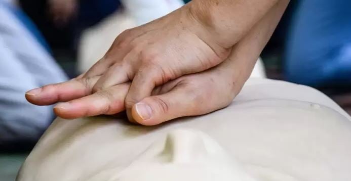 بالفيديو.. مختص: هذه الإسعافات الأولية يجب اتباعها للتعامل مع حالات الاختناق