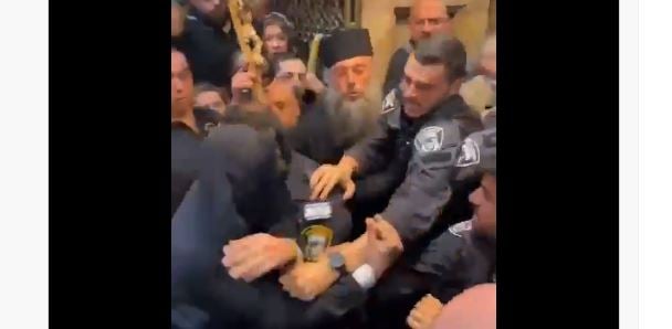 قوات الاحتلال تعتقل حارس القنصل اليوناني من كنيسة القيامة خلال الاحتفال بـ «سبت النور» بالقدس 