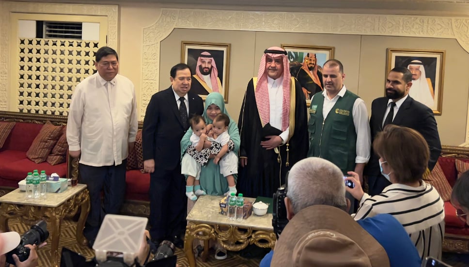 السفير هشام القحطاني يستقبل التوأم الفلبيني «عائشة وأكيزا» وعائلتهما قبل سفرهم إلى المملكة 