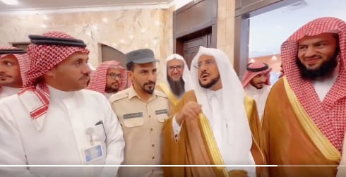  آل الشيخ لحراس الأمن بـ«الشؤون الإسلامية بالشمالية»: «ناقصكم شي.. في خاطركم شي؟ علموني

