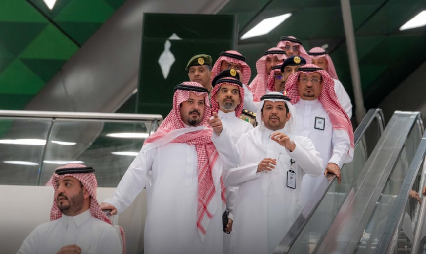 أمير المدينة المنورة يتفقد محطة قطار الحرمين السريع